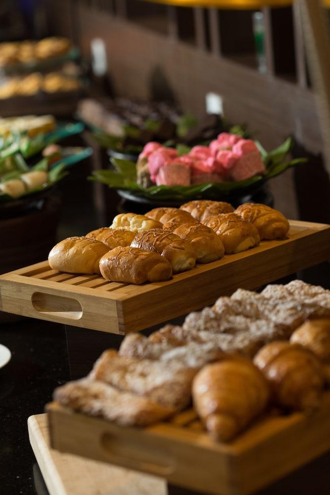 Hotel Santika Gresik Екстериор снимка