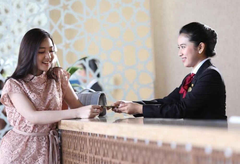 Hotel Santika Gresik Екстериор снимка