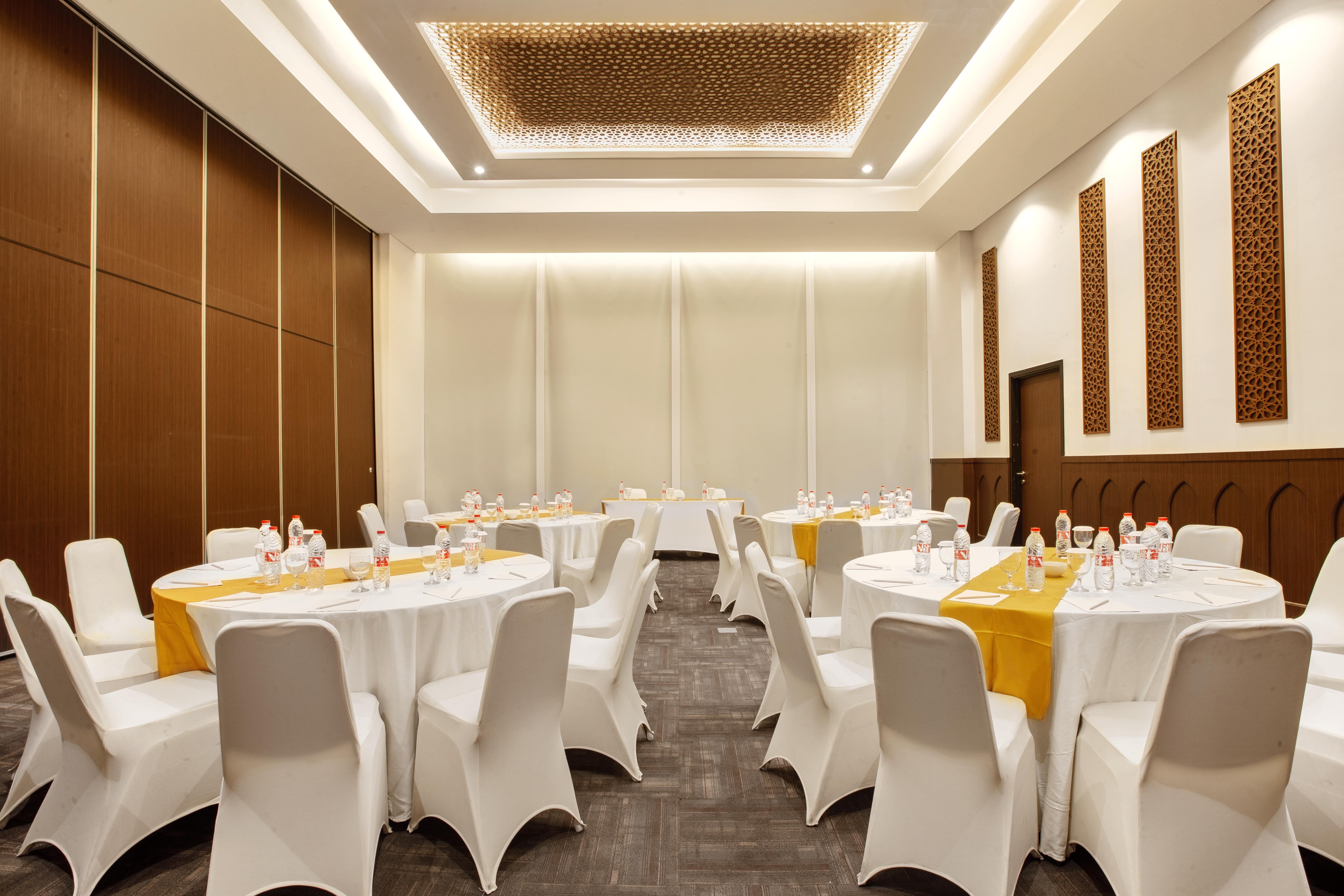 Hotel Santika Gresik Екстериор снимка