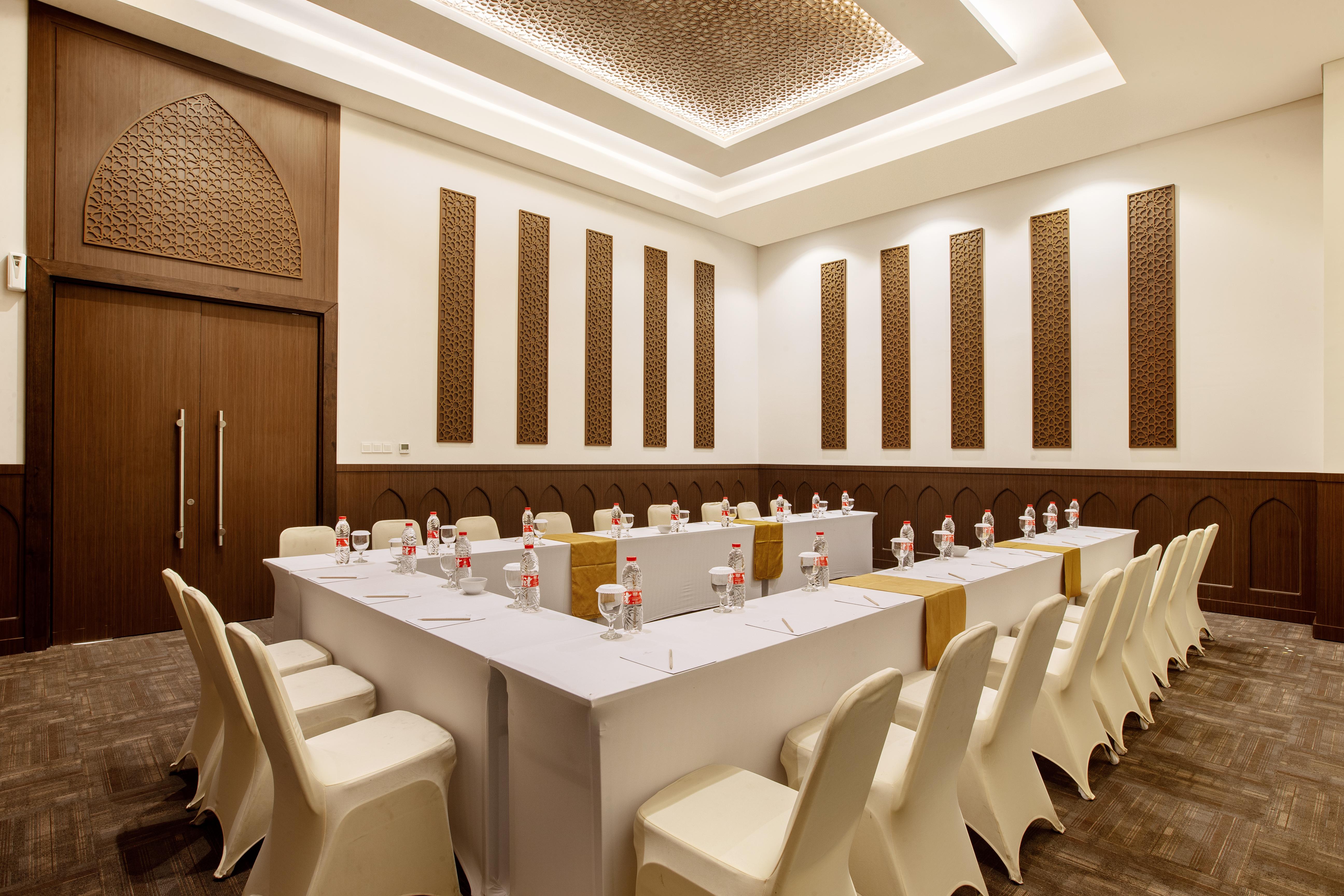 Hotel Santika Gresik Екстериор снимка
