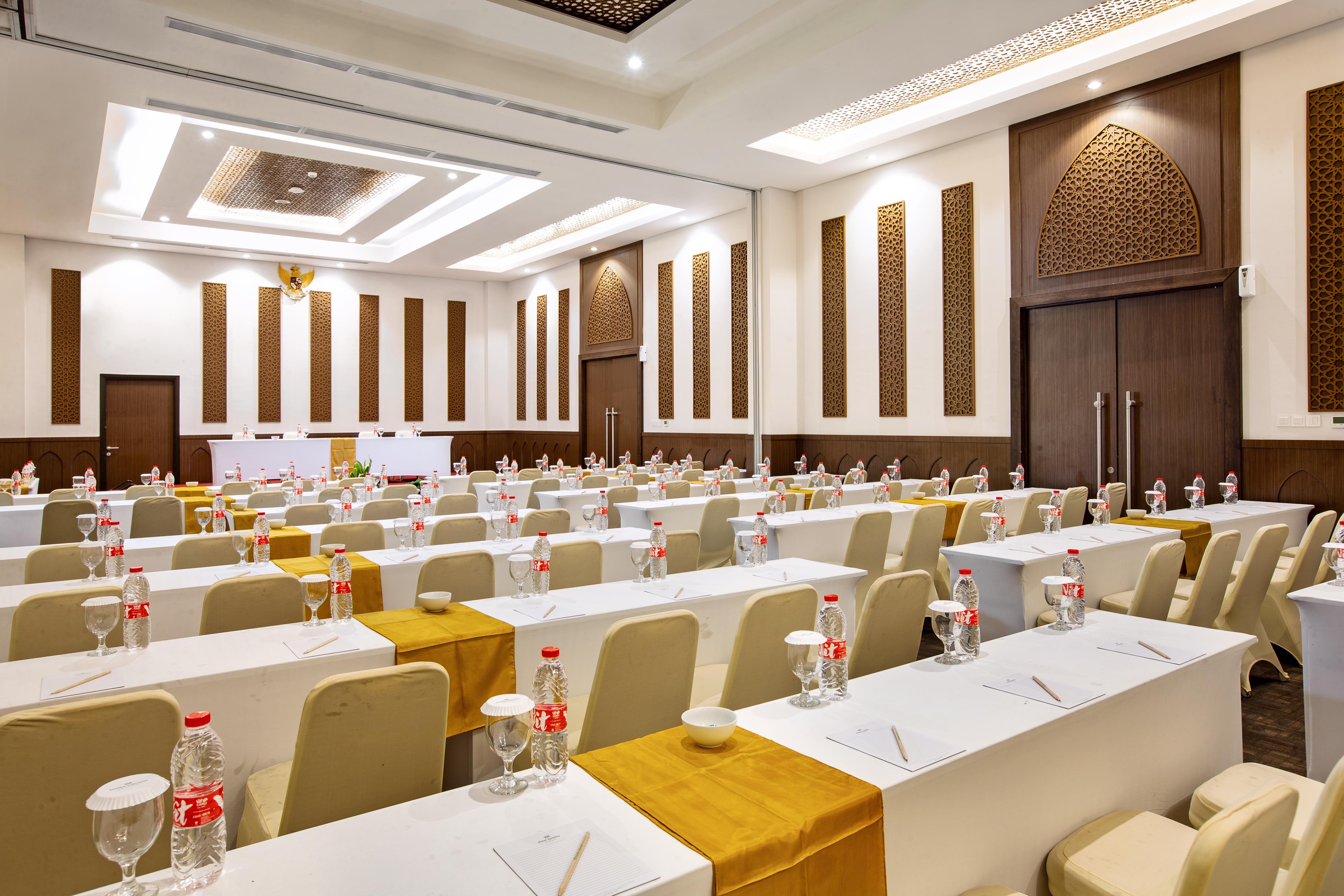 Hotel Santika Gresik Екстериор снимка