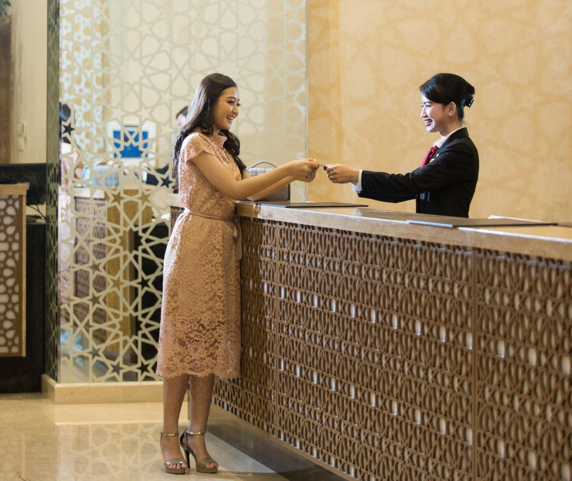 Hotel Santika Gresik Екстериор снимка